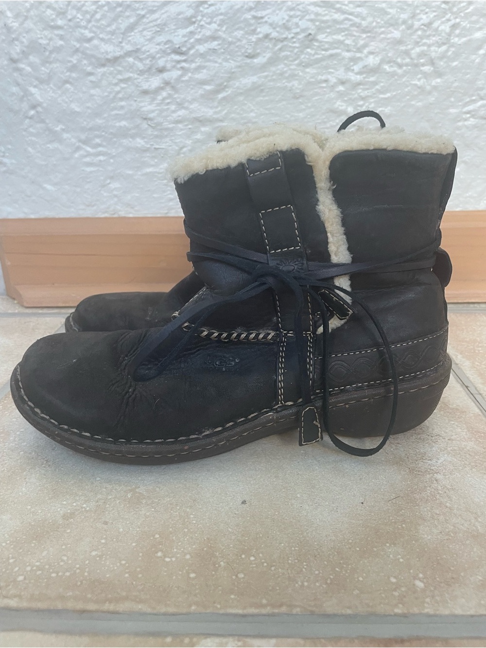 UGG SN5136 Black Leather Shearling Lined Lace Up Moccasin Boots Size 8